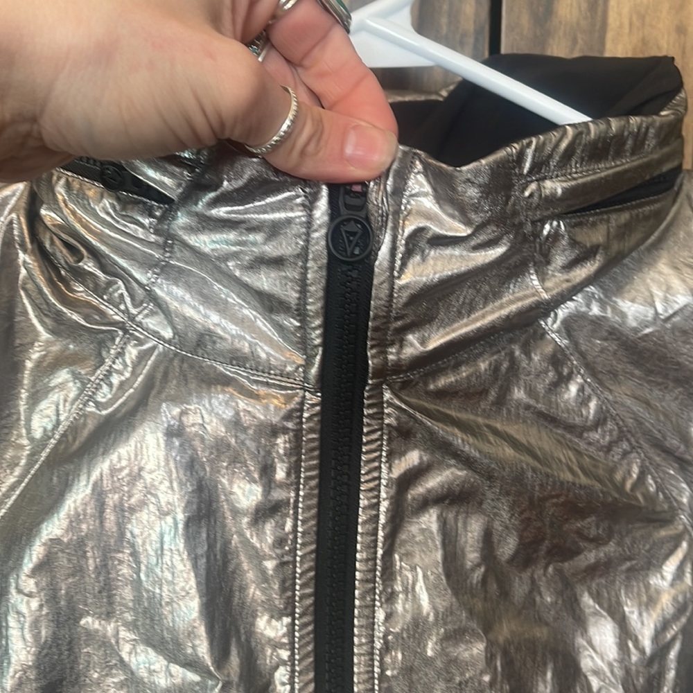 Ivivvia Jacket - Picture 10 of 11